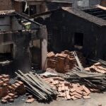 Casas destruídas por incêndio em Estrutural com materiais de construção para reconstrução