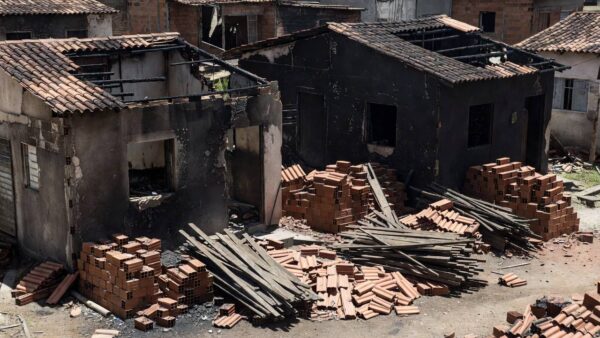 Casas destruídas por incêndio em Estrutural com materiais de construção para reconstrução