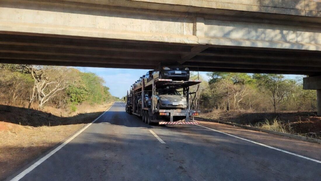 Carreta presa sob viaduto na EPIA Sul em Brasília