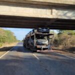 Carreta presa sob viaduto na EPIA Sul em Brasília
