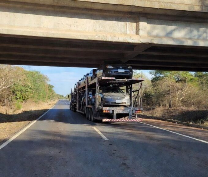 Carreta presa sob viaduto na EPIA Sul em Brasília