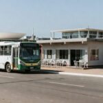 Ônibus do GDF oferecendo transporte gratuito para restaurantes comunitários em Brasília durante paralisação