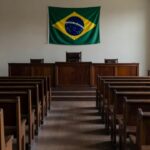 Tribunal brasileiro vazio simbolizando condenação por agressão homofóbica