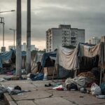 Calçada urbana em São Paulo com barracas improvisadas de moradores de rua, representando alerta sobre internação compulsória