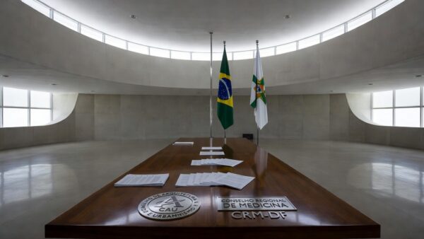 Plenário da CLDF com documentos e emblemas de conselhos profissionais em Brasília