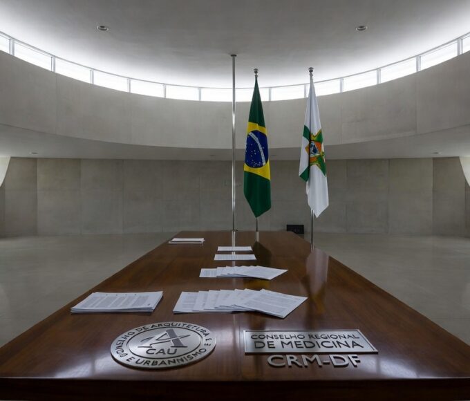 Plenário da CLDF com documentos e emblemas de conselhos profissionais em Brasília