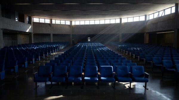 Plenário vazio da CLDF durante sessão solene sobre 30 anos de sindicato em crise orçamentária