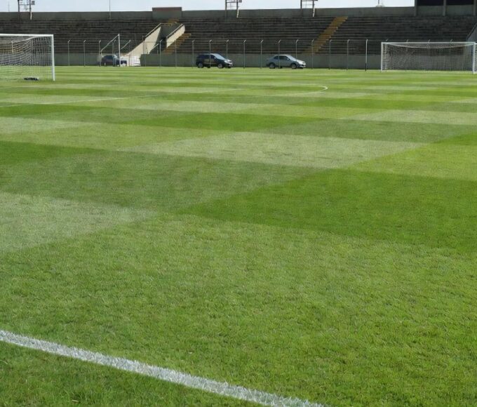 Campo de futebol do Campeonato PMDF com 10 equipes no DF