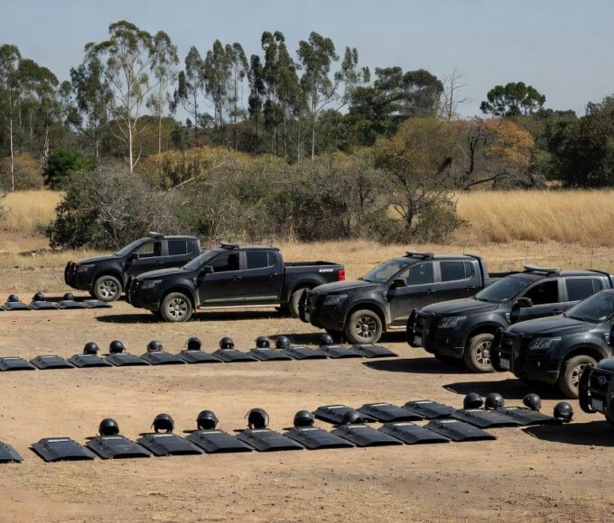 Base de treinamento da Força Nacional com viaturas e equipamentos de choque
