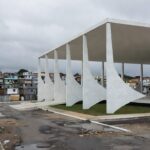 Câmara Legislativa do DF com vista do bairro Estrutural em Brasília