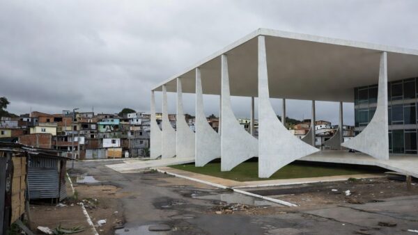 Câmara Legislativa do DF com vista do bairro Estrutural em Brasília