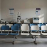 Sala de espera em posto de saúde do DF com equipamentos para atendimento ocular do SUS