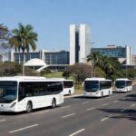Ônibus elétricos em operação em avenida de Brasília, Distrito Federal