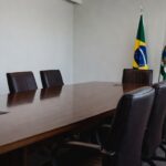 Sala de reuniões formal do Conselho da Mulher do DF em Brasília
