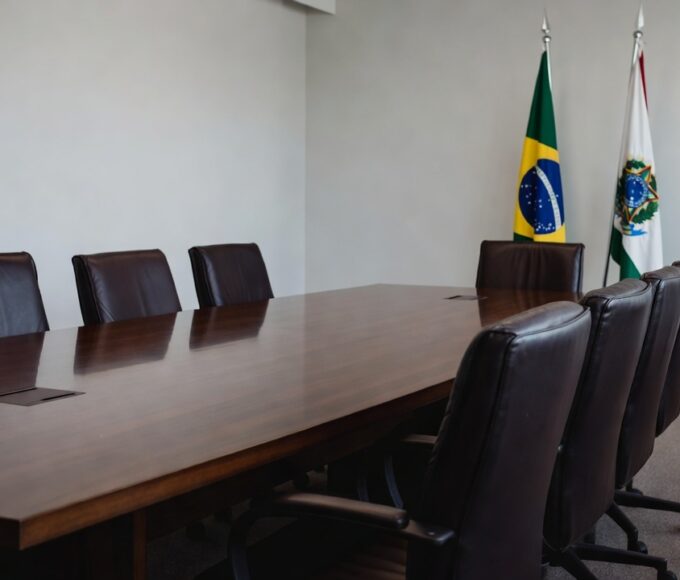 Sala de reuniões formal do Conselho da Mulher do DF em Brasília