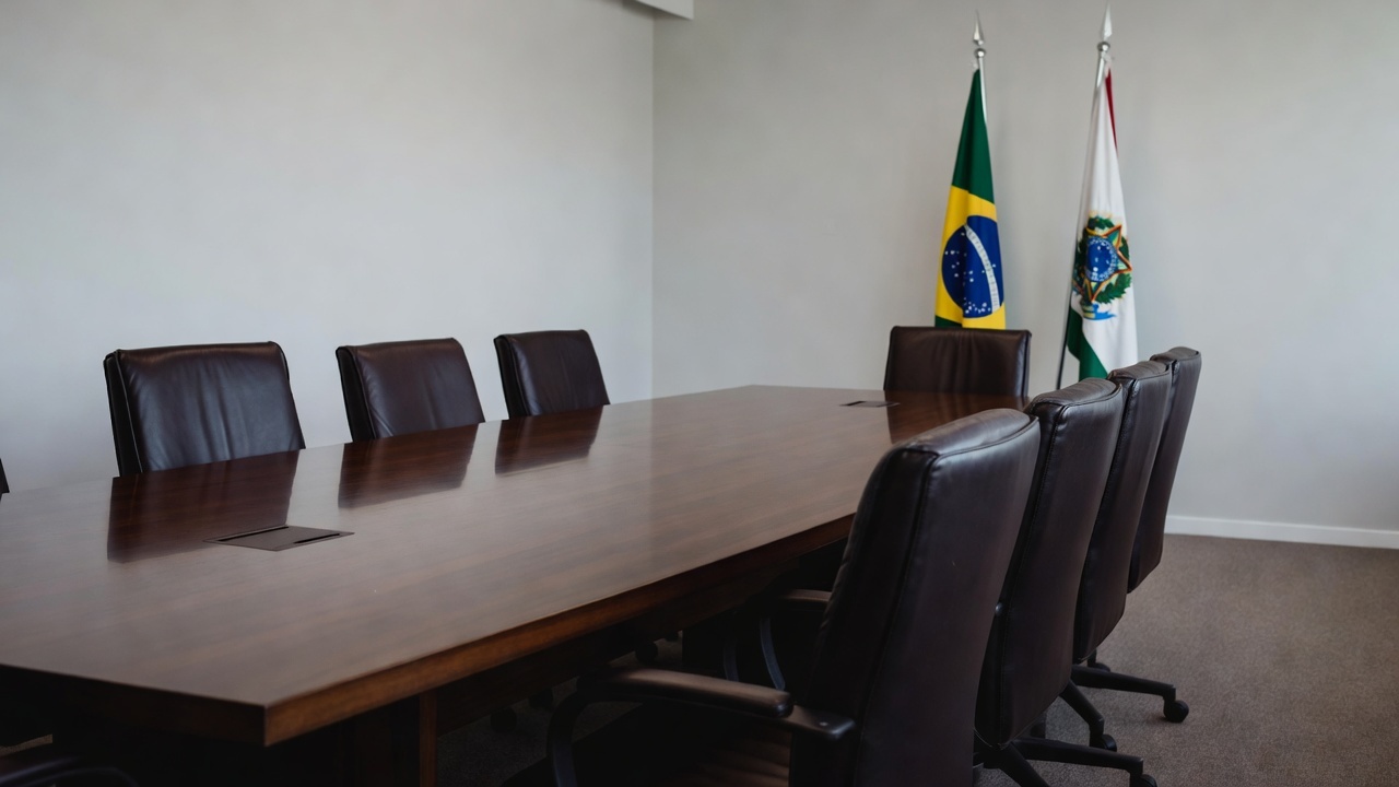 Sala de reuniões formal do Conselho da Mulher do DF em Brasília