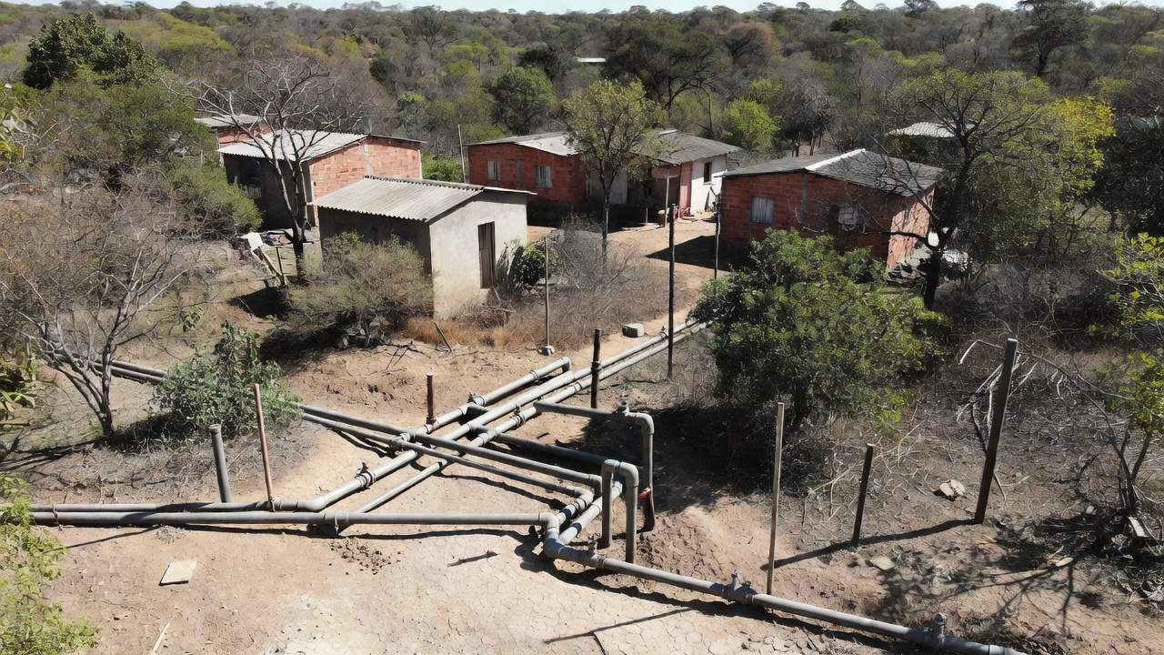 Tubulações de água regularizadas em área periférica do DF após anos de negligência no saneamento