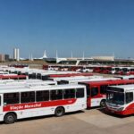 Frota de ônibus da Viação Marechal em pátio em Brasília