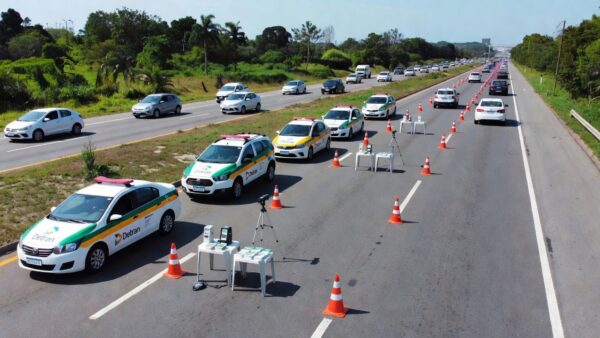Blitz educativa do Detran contra drogas em rodovia brasileira