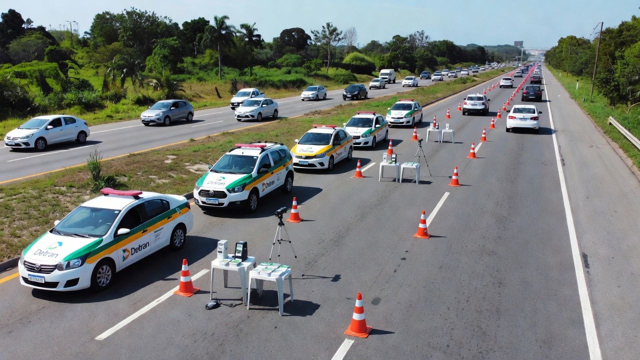 Blitz educativa do Detran contra drogas em rodovia brasileira