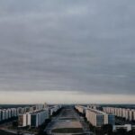 Vista panorâmica da Esplanada dos Ministérios em Brasília sob céu nublado