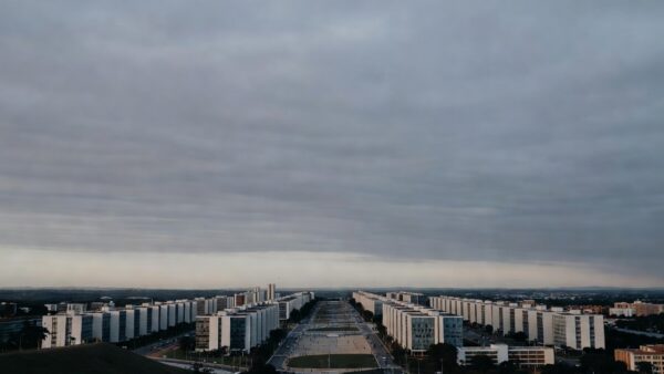 Vista panorâmica da Esplanada dos Ministérios em Brasília sob céu nublado