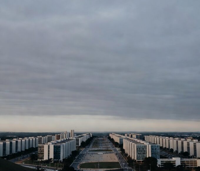 Vista panorâmica da Esplanada dos Ministérios em Brasília sob céu nublado
