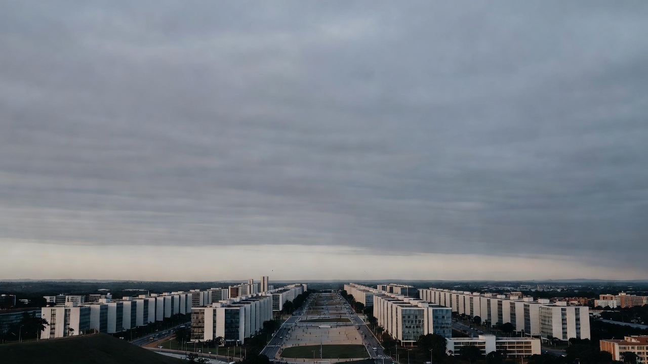 Vista panorâmica da Esplanada dos Ministérios em Brasília sob céu nublado