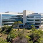 Hospital público moderno no DF representando prioridade na saúde