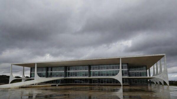 Fachada da Câmara Legislativa do DF em Brasília sobre lei de prevenção ao suicídio