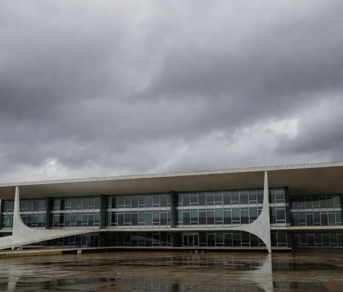 Fachada da Câmara Legislativa do DF em Brasília sobre lei de prevenção ao suicídio