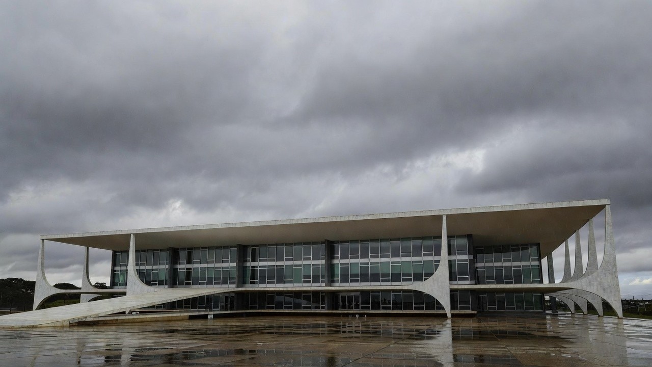 Fachada da Câmara Legislativa do DF em Brasília sobre lei de prevenção ao suicídio