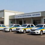 Delegacia de Santa Maria com viaturas da PMDF após suspeita de granadas de morteiro