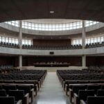 Plenário vazio da Câmara Legislativa do DF simbolizando promessas