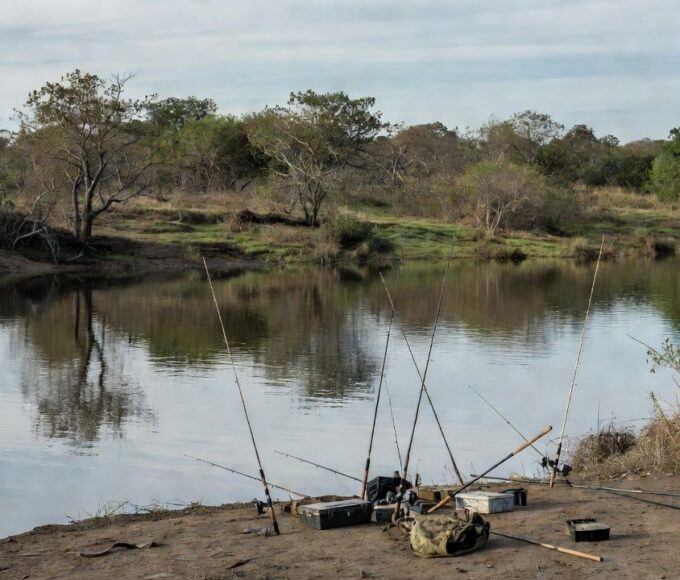 Rio no DF com equipamentos de pesca esportiva abandonados, simbolizando aprovação sem investimentos