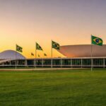 Palácio do Congresso Nacional em Brasília ao entardecer, simbolizando política brasileira