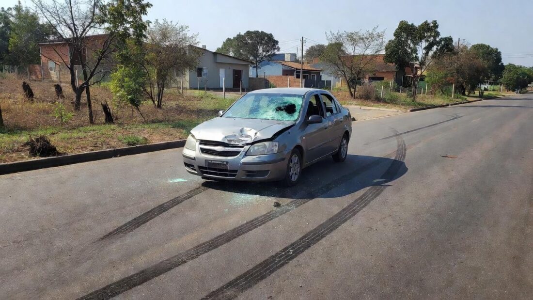 Acidente de carro em Samambaia, Brasília, com veículo danificado na estrada