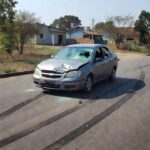 Acidente de carro em Samambaia, Brasília, com veículo danificado na estrada
