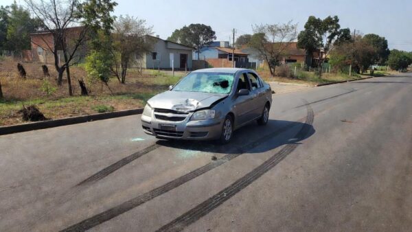 Acidente de carro em Samambaia, Brasília, com veículo danificado na estrada