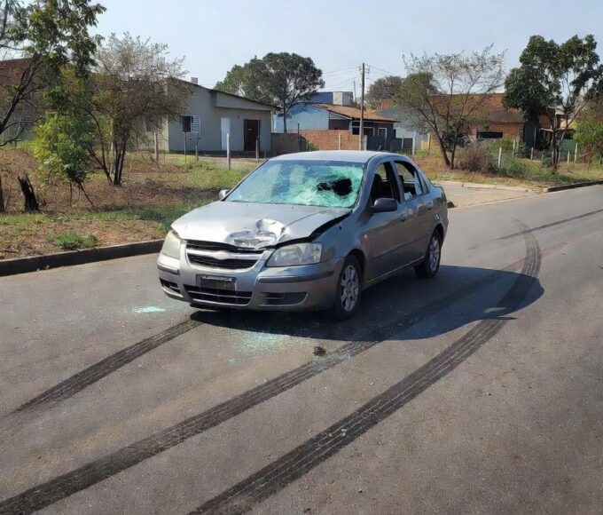 Acidente de carro em Samambaia, Brasília, com veículo danificado na estrada