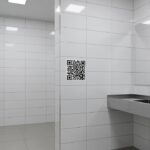 QR Code em banheiro público do Distrito Federal para ajudar vítimas de violência doméstica