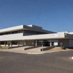Fachada do Hospital de Base de Brasília com entrada de emergência