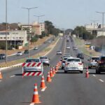 Interdição parcial na Avenida Hélio Prates com trânsito lento em Brasília