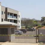 Entrada de condomínio no Distrito Federal com fita policial após tiroteio