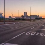 Via JK em Brasília com placas de limite de velocidade em 60 km/h