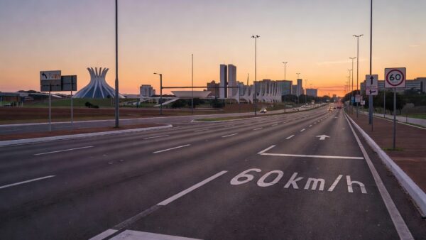Via JK em Brasília com placas de limite de velocidade em 60 km/h