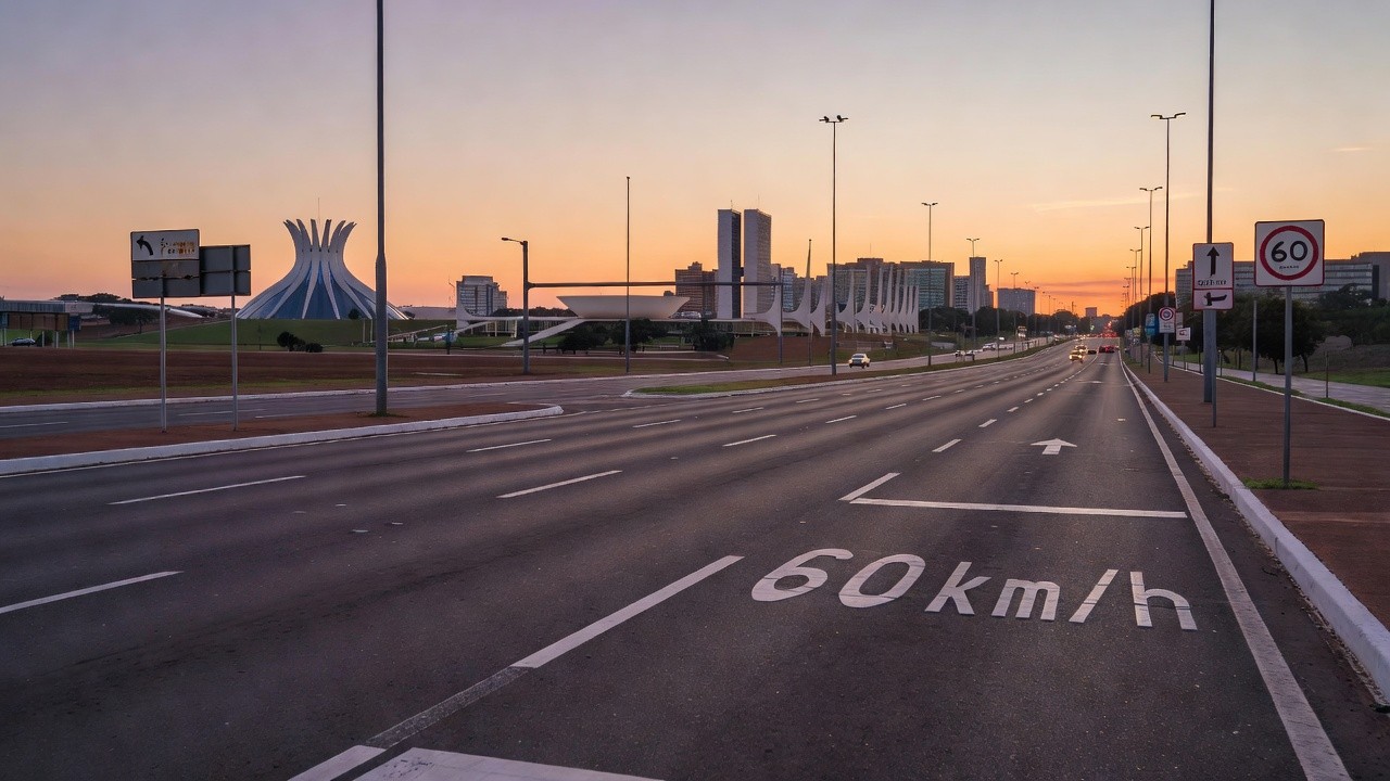 Via JK em Brasília com placas de limite de velocidade em 60 km/h