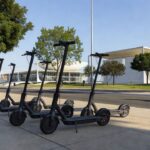 Patinetes elétricos da JET em área urbana de Brasília