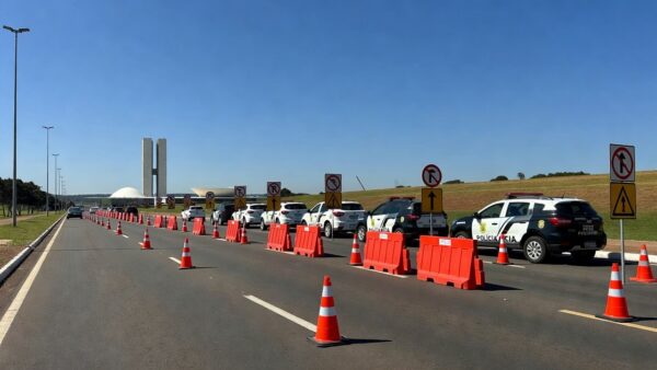 Operação de trânsito e segurança na Capital Moto Week em Brasília com viaturas policiais