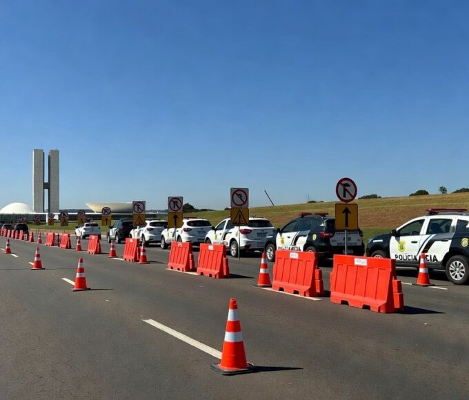 Operação de trânsito e segurança na Capital Moto Week em Brasília com viaturas policiais